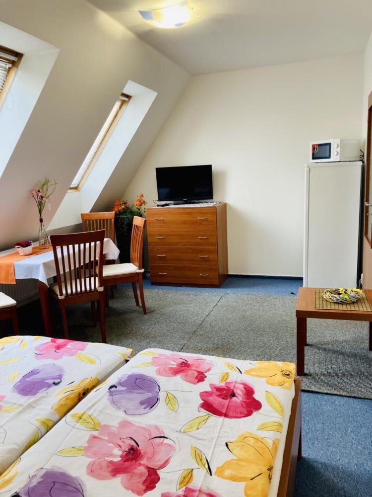 Apartmany, Penzion, Wellness U Zlate Rybky Vyskov Bagian luar foto