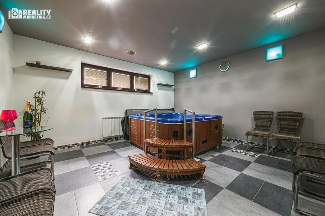 Apartmany, Penzion, Wellness U Zlate Rybky Vyskov Bagian luar foto